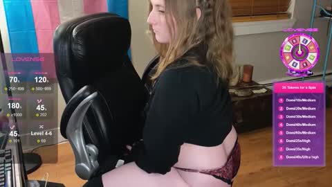 Snapshot of luluv chatting on 10-21-25, 05:41 Lulu online show from 10-21-25, 05:41