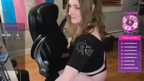 Snapshot of luluv chatting on 10-26-25, 05:02 Lulu online show from 10-26-25, 05:02