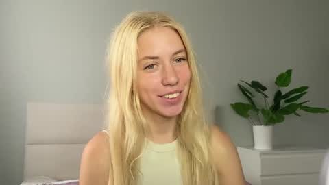 Snapshot of lumineess chatting on 07-06-26, 03:03 Catherine online show from 07-06-26, 03:03