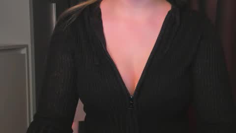 Snapshot of luna1vibe chatting on 12-19-25, 06:09 luna1vibe online show from 12-19-25, 06:09