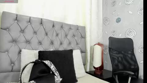 Luna Eva online show from 10-25-25, 12:56