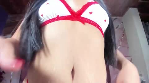 Snapshot of luna_maisonn chatting on 12-21-25, 04:08 LUNA online show from 12-21-25, 04:08