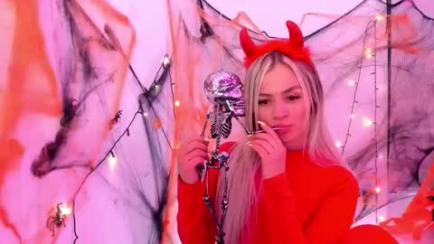 Luna Marquez online show from 10-27-25, 10:52