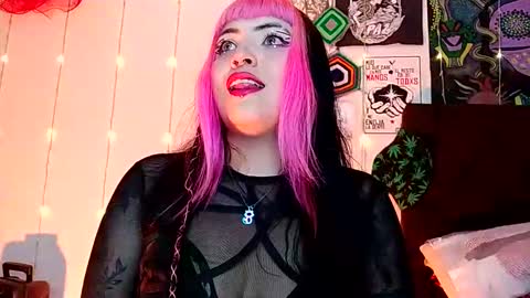 Snapshot of luna_ray420 chatting on 01-01-25, 12:32 MISS LUNA online show from 01-01-25, 12:32