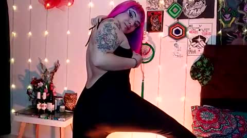 Snapshot of luna_ray420 chatting on 01-05-25, 04:04 MISS LUNA online show from 01-05-25, 04:04