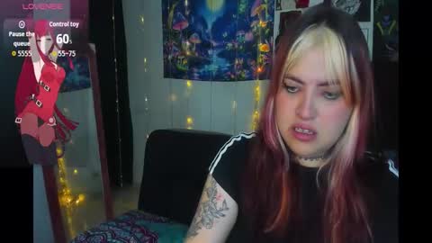 Snapshot of luna_ray420 chatting on 10-20-25, 08:37 MISS LUNA online show from 10-20-25, 08:37