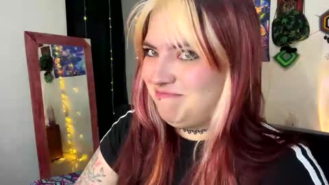 Snapshot of luna_rayy chatting on 10-20-25, 08:37 luna_rayy online show from 10-20-25, 08:37