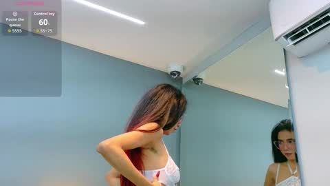 Snapshot of luna_roja25 chatting on 09-12-25, 01:22 LUNA online show from 09-12-25, 01:22