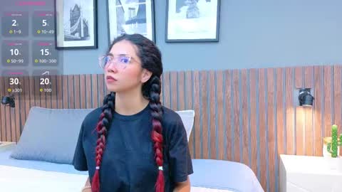 Snapshot of luna_roja25 chatting on 09-15-25, 01:33 LUNA online show from 09-15-25, 01:33