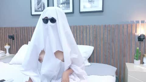 Snapshot of luna_roja25 chatting on 10-12-25, 06:01 LUNA online show from 10-12-25, 06:01