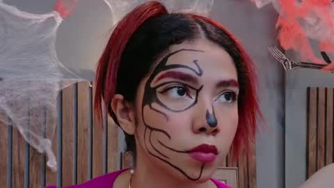 Snapshot of luna_roja25 chatting on 10-17-25, 01:14 LUNA online show from 10-17-25, 01:14