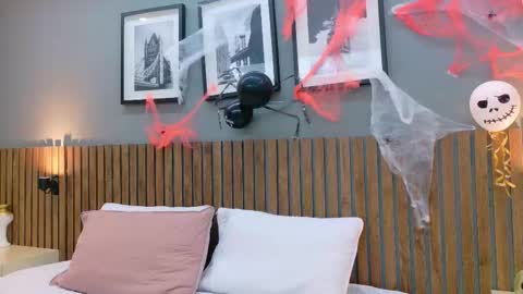 Snapshot of luna_roja25 chatting on 10-22-25, 01:44 LUNA online show from 10-22-25, 01:44