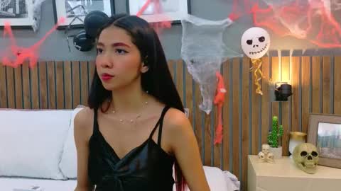 Snapshot of luna_roja25 chatting on 10-24-25, 01:51 LUNA online show from 10-24-25, 01:51