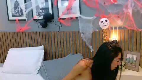 Snapshot of luna_roja25 chatting on 10-27-25, 02:43 LUNA online show from 10-27-25, 02:43