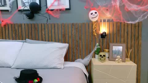 Snapshot of luna_roja25 chatting on 10-29-25, 01:02 LUNA online show from 10-29-25, 01:02