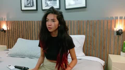 Snapshot of luna_roja25 chatting on 11-20-25, 01:55 LUNA online show from 11-20-25, 01:55