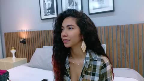 Snapshot of luna_roja25 chatting on 11-28-25, 01:25 LUNA online show from 11-28-25, 01:25