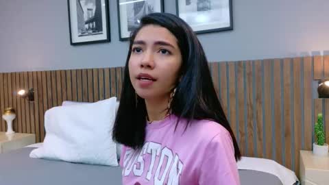 Snapshot of luna_roja25 chatting on 12-17-25, 01:39 LUNA online show from 12-17-25, 01:39