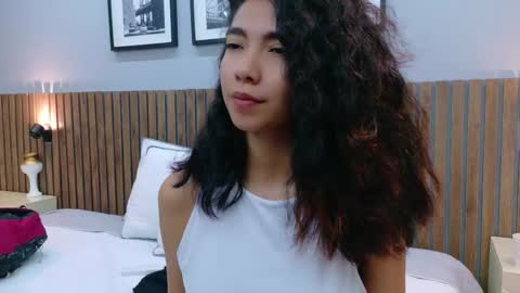 Snapshot of luna_roja25 chatting on 12-20-25, 02:35 LUNA online show from 12-20-25, 02:35