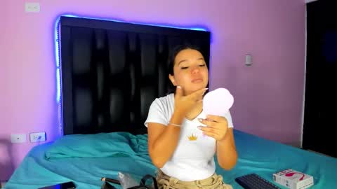 Snapshot of luna_sweeett_ chatting on 11-15-25, 11:40 Luna online show from 11-15-25, 11:40