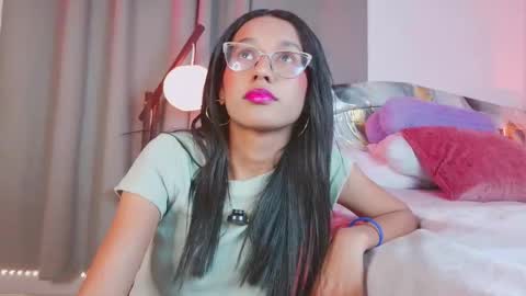 luna_valen online show from 11-21-25, 08:18