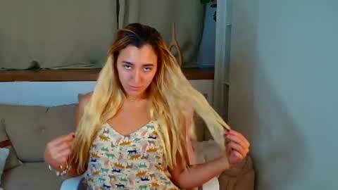 Snapshot of luna_velvvet chatting on 07-01-26, 07:35 Luna online show from 07-01-26, 07:35