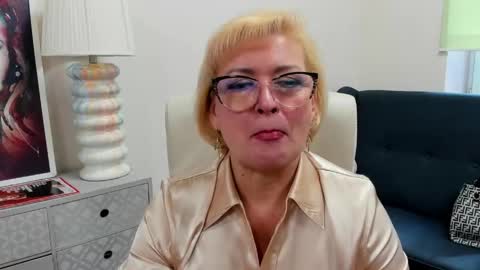 L u n a online show from 05-19-26, 06:42