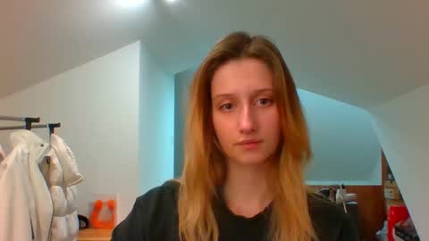 Snapshot of luna_xsensual chatting on 12-13-24, 03:00 L U N A online show from 12-13-24, 03:00