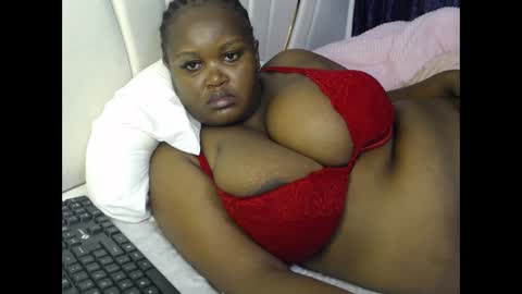 Snapshot of lunabloom01 chatting on 05-12-26, 05:21 lunabloom01 online show from 05-12-26, 05:21