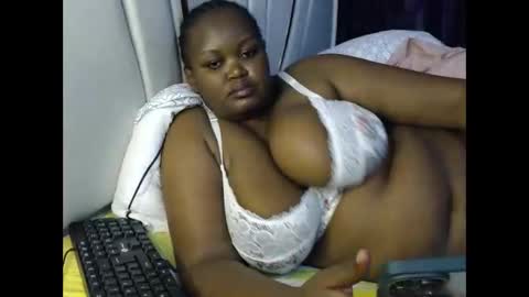 Snapshot of lunabloom01 chatting on 05-17-26, 11:12 lunabloom01 online show from 05-17-26, 11:12