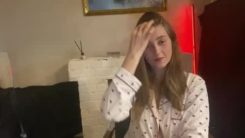 Snapshot of lunafeather chatting on 11-06-25, 03:57 lunafeather online show from 11-06-25, 03:57