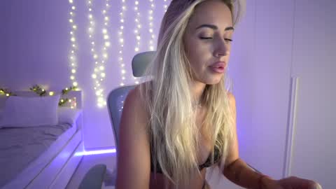 Snapshot of lunaink_ chatting on 12-08-24, 05:07 Laura online show from 12-08-24, 05:07