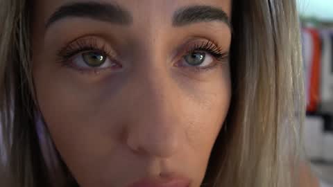 Snapshot of lunaink_ chatting on 02-04-25, 12:44 Laura online show from 02-04-25, 12:44