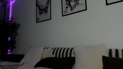 Snapshot of lunaink_ chatting on 02-06-25, 09:28 Laura online show from 02-06-25, 09:28