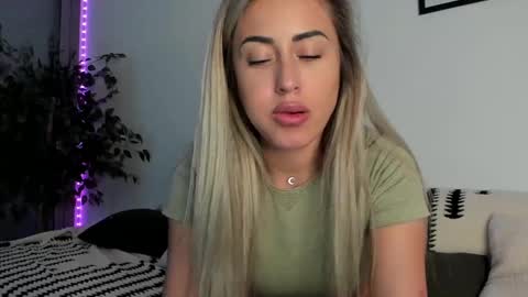 Snapshot of lunaink_ chatting on 02-08-25, 07:26 Laura online show from 02-08-25, 07:26