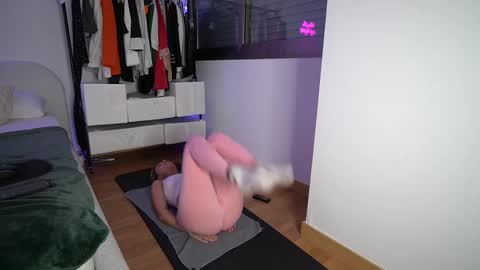 Snapshot of lunaink_ chatting on 02-27-25, 04:09 Laura online show from 02-27-25, 04:09