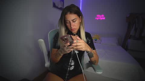 Snapshot of lunaink_ chatting on 10-10-25, 08:35 Laura online show from 10-10-25, 08:35