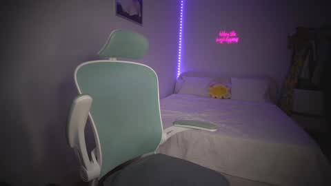 Snapshot of lunaink_ chatting on 10-15-25, 06:02 Laura online show from 10-15-25, 06:02