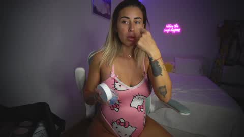 Snapshot of lunaink_ chatting on 10-23-25, 08:24 Laura online show from 10-23-25, 08:24