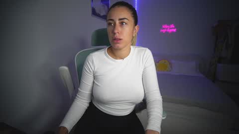 Snapshot of lunaink_ chatting on 11-05-25, 11:32 Laura online show from 11-05-25, 11:32