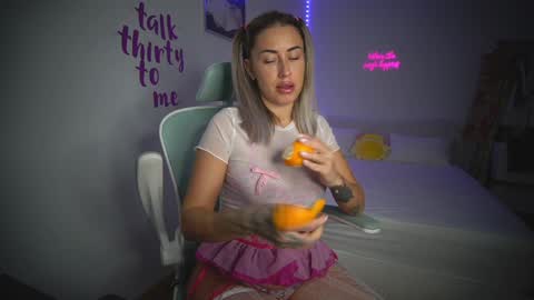 Snapshot of lunaink_ chatting on 11-30-25, 05:55 Laura online show from 11-30-25, 05:55