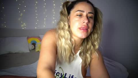 Snapshot of lunaink_ chatting on 04-04-26, 04:33 Laura online show from 04-04-26, 04:33