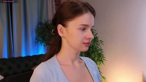 lunaolivia_ online show from 11-24-25, 12:38