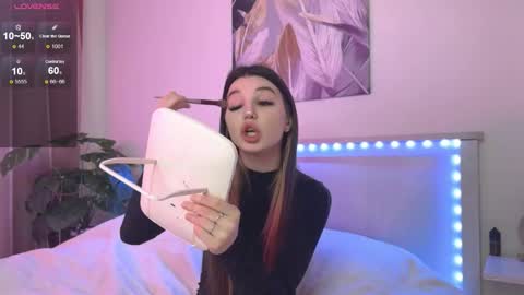 Snapshot of lunavine chatting on 12-16-25, 11:15 Veronica online show from 12-16-25, 11:15