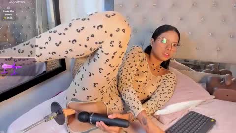 Snapshot of lunna__tylor chatting on 10-25-25, 03:36 lunna__tylor online show from 10-25-25, 03:36