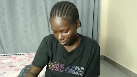 Snapshot of luo_queen chatting on 09-21-25, 01:40 luo_queen online show from 09-21-25, 01:40