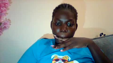 Snapshot of luo_queen chatting on 09-25-25, 11:19 luo_queen online show from 09-25-25, 11:19