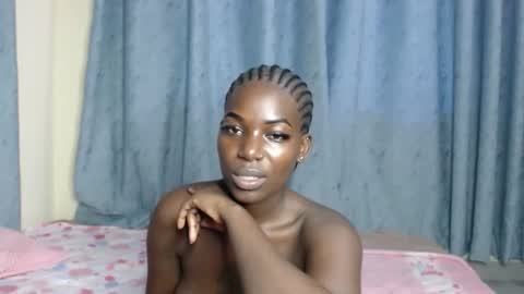 Snapshot of luo_queen chatting on 10-27-25, 01:15 luo_queen online show from 10-27-25, 01:15