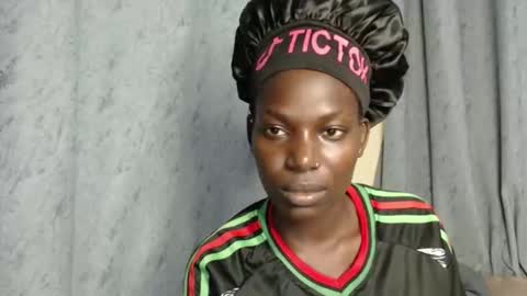 Snapshot of luo_queen chatting on 11-30-25, 07:51 luo_queen online show from 11-30-25, 07:51