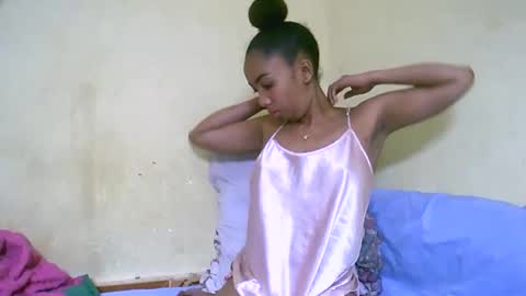 Snapshot of lutchia chatting on 09-19-25, 06:52 lutchia online show from 09-19-25, 06:52